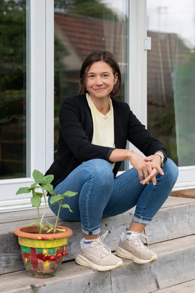 Portraitfoto von Camille, lächelnd auf der Terrasse