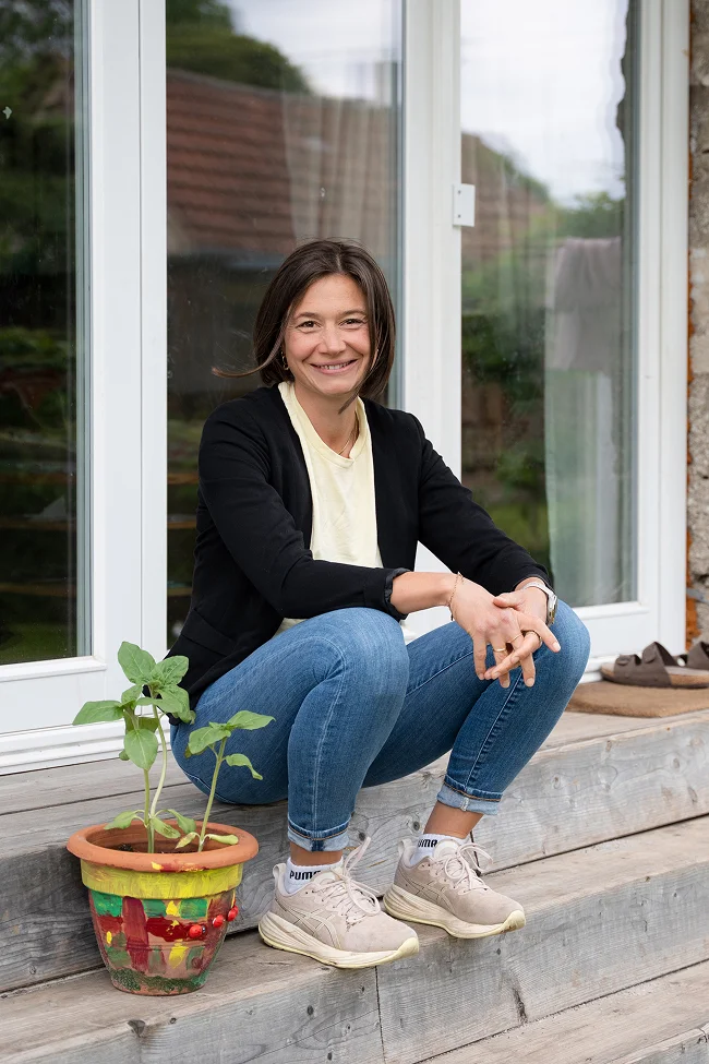 Portraitfoto von Camille, lächelnd auf der Terrasse